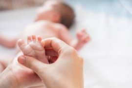 婴儿吃了就吐吐了又要吃（为什么宝宝吃吐了还要吃奶）