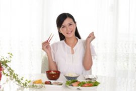 产后第一次月经饮食要注意什么（产后第一次月经吃什么排淤血