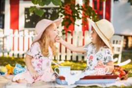 小孩总咬手指头是怎么回事（小孩子总是咬手指